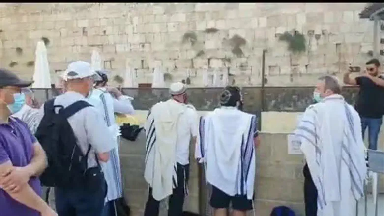 MK Kariv joining prayer session of Women of the Wall