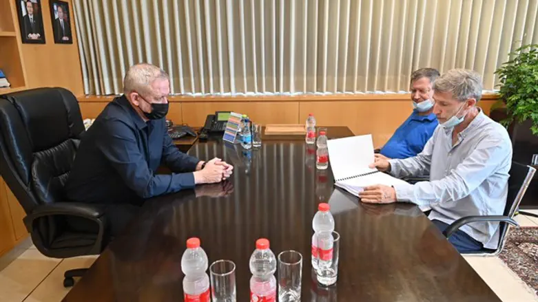 מגישים עצומה