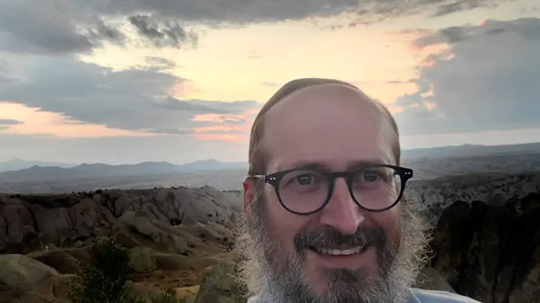 Rabbi Mendy Chitrik takes a selfie at sunset in Turkey