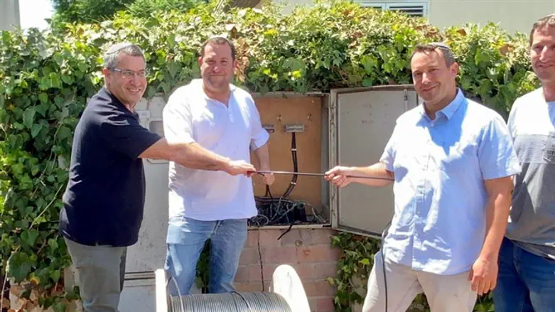 מניחים את הסיב האופטי בקרית נטפים
