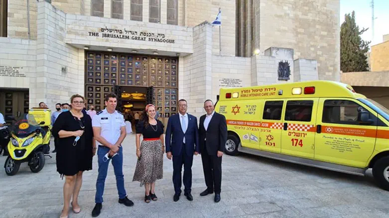 מציינים את הגעת ה'מפעם' לבית הכנסת הגדול