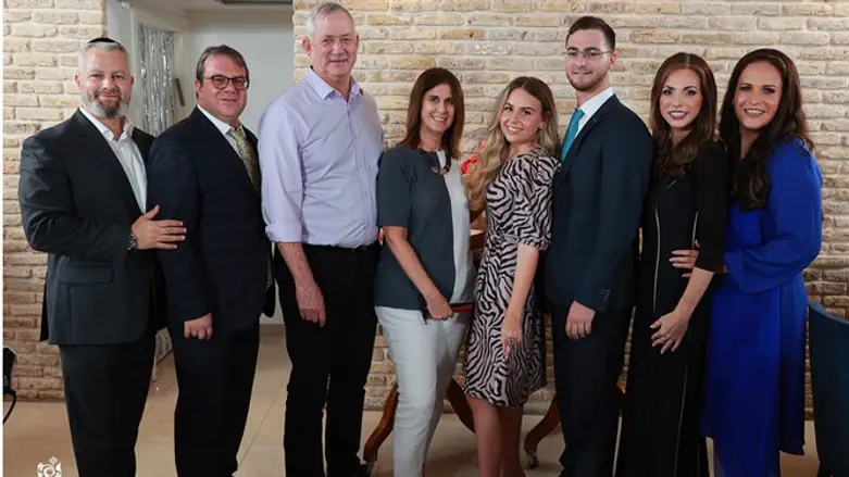 בני ורויטל גנץ בשמחת האירוסין של משפחות ינקלביץ'-שיינפלד