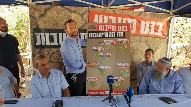 ישראל גנץ במאהל המחאה