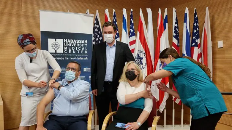 משה ליאון ורעייתו מקבלים את החיסון