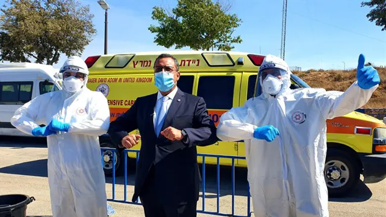 משה ליאון עם צוות מד"א