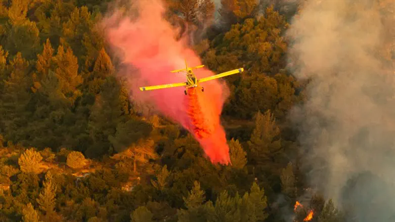 plane drops fire retardent in Jerusalem hills