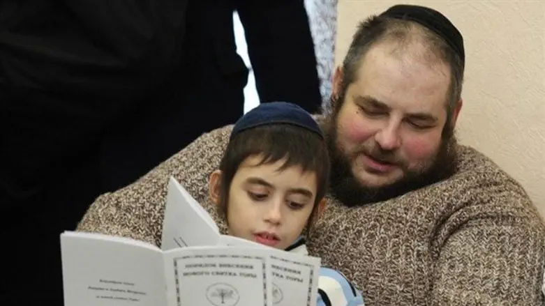 ברוך קבנובסקי ז"ל עם אחד מילדיו