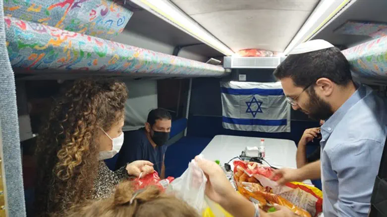 מפנקים את לוחמי האש