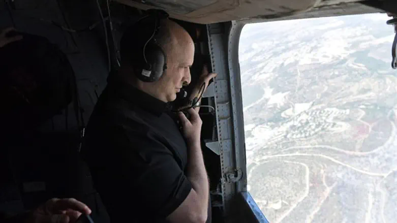 Нафтали Беннет пролетает над очагами пожара в районе Иерусалима