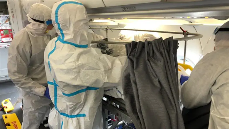 הצוות הרפואי במטוס החילוץ