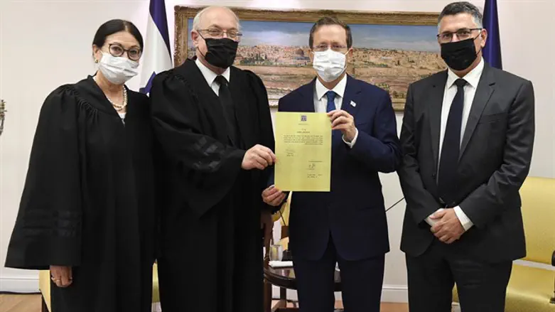 השופט הנדל יחד עם הנשיא חיות, הנשיא הרצוג והשר סער