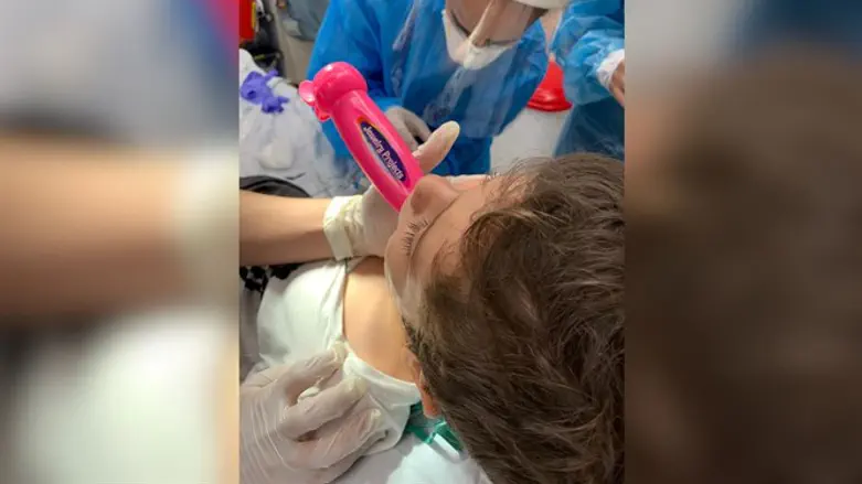 Шакед Кляйн с игрушкой во рту