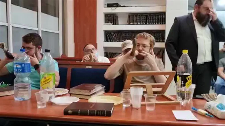 תוקעים בשופר עם חב"ד