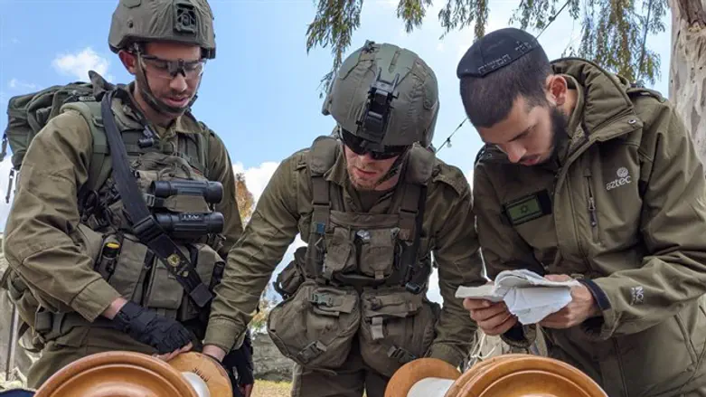 סרן איתמר סיאני עם החיילים בשטח
