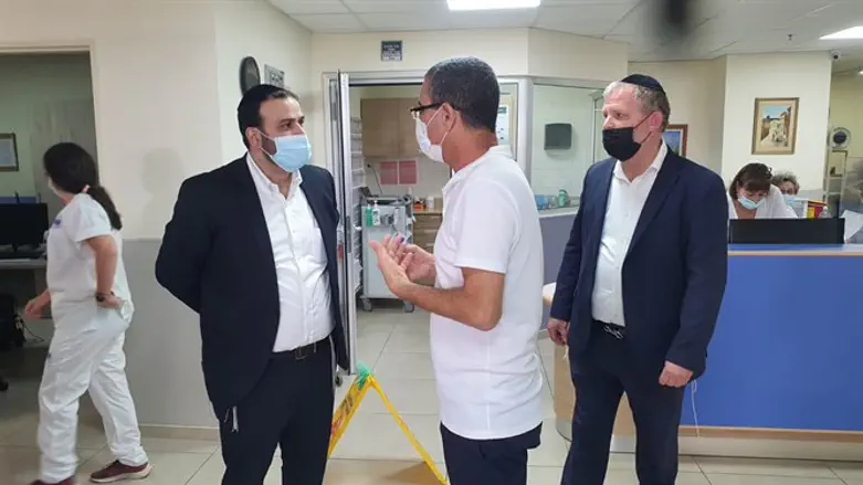 ח"כ אזולאי במהלך הסיור