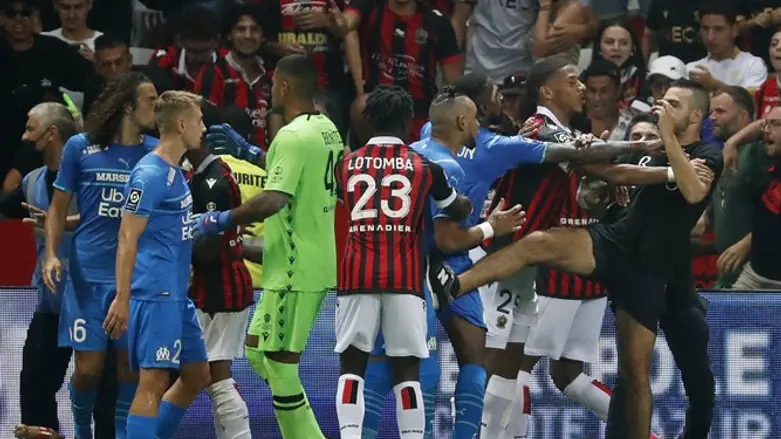 אוהד תוקף את שחקן מארסיי הערב