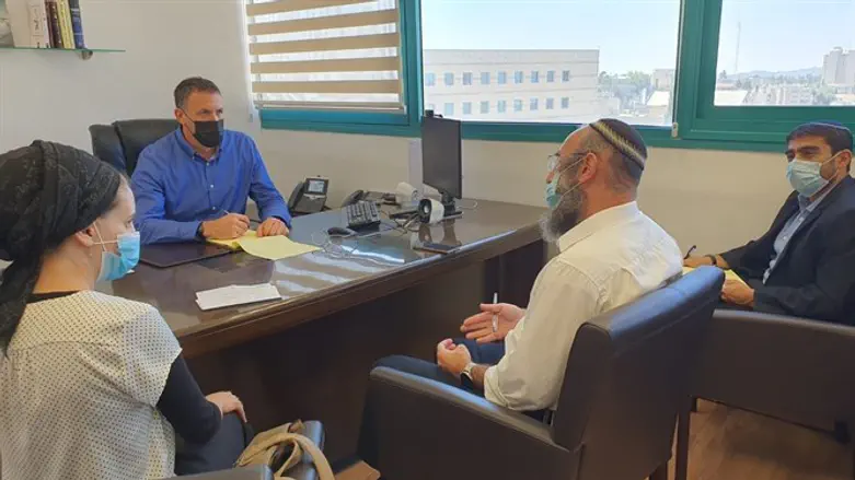 הפגישה בלשכת שר הדתות