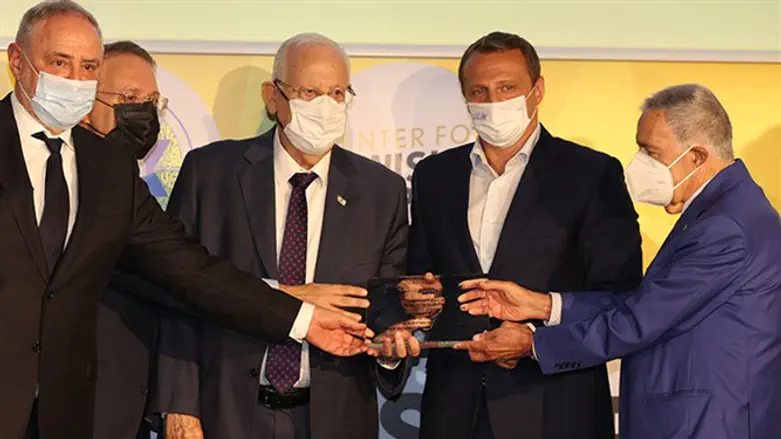 הנשיא לשעבר ריבלין מקבל את הפרס