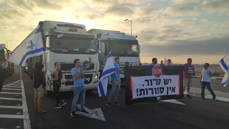 Заблокированные грузовики у границы с сектором Газы