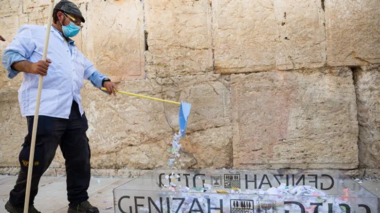 פינוי פתקים בכותל המערבי