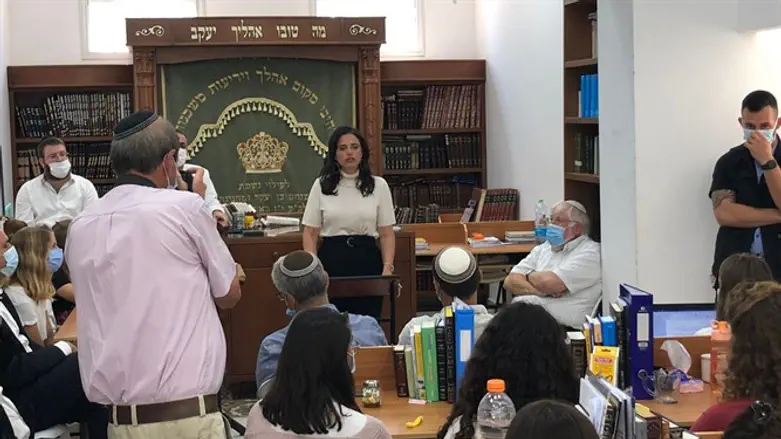 שקד במדרשת לינדנבאום בעיר לוד