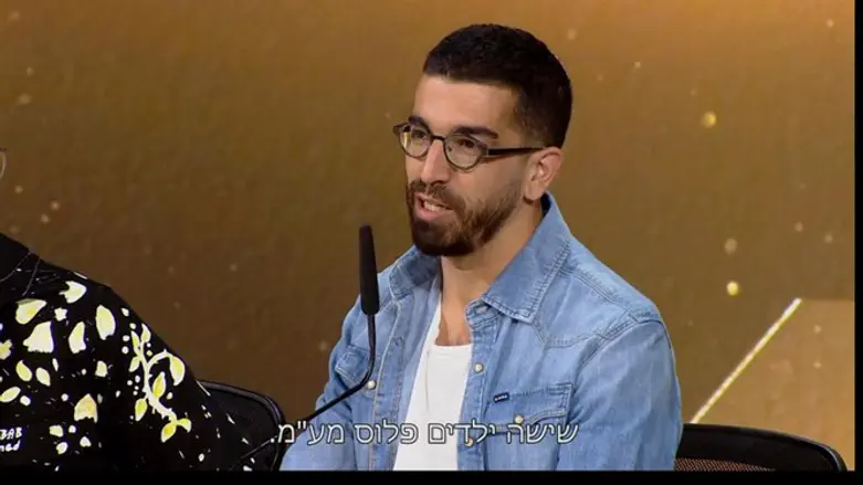 חנן בתשובה מחויכת לשאלה למה הוא בא