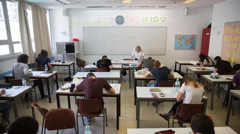 תלמידים יקרים, השנה נלמד על ליברליזם, פמיניזם ומשבר האקלים. אילוסטרציה