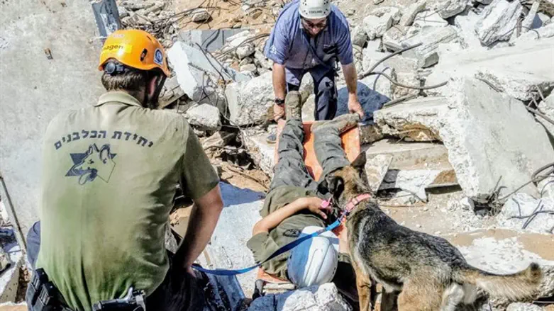 IDU volunteers practice evacuating victims from a collapsed building