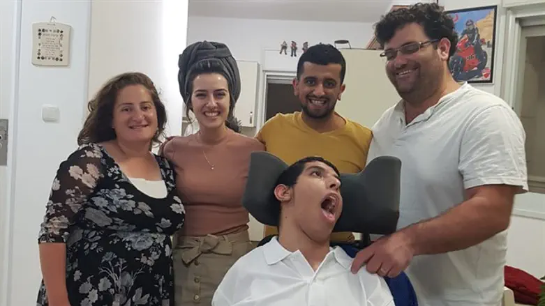 בני הזוג ישר עם יוחאי מזעקי