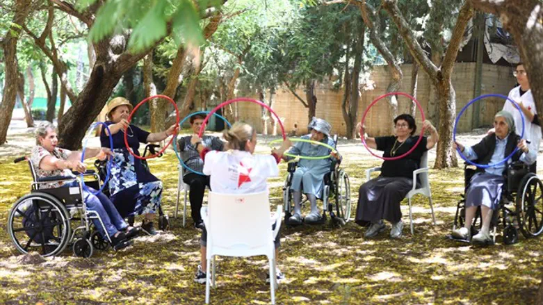 תוכנית 'נעים בבית' של עזר מציון: "התוכנית תורמת, לא רק לזקנים, אלא גם למטפלות עצמם"