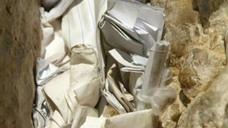 בערימת הפתקים הזו אותר פתק ההלשנה