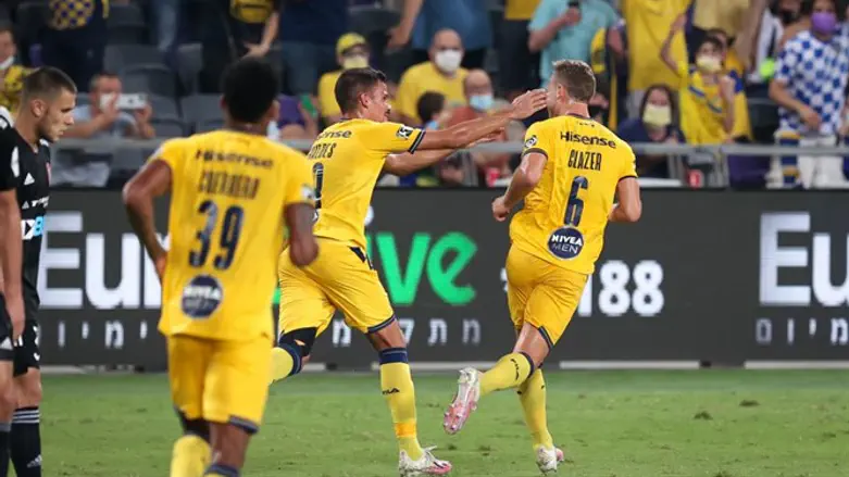 שחקני מכבי חוגגים העפלה שמינית לשלב בתים