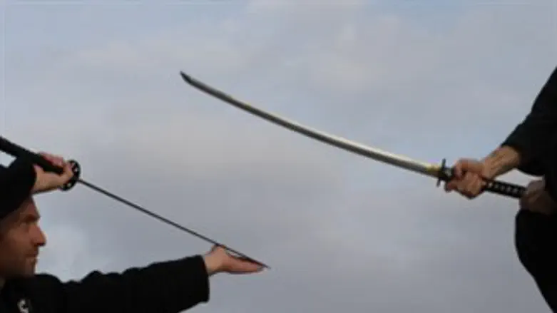 מה עושים עם החרבות האלה?