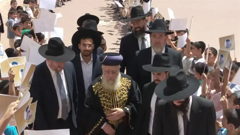 הילדים קיבלו את פני הרב הראשי