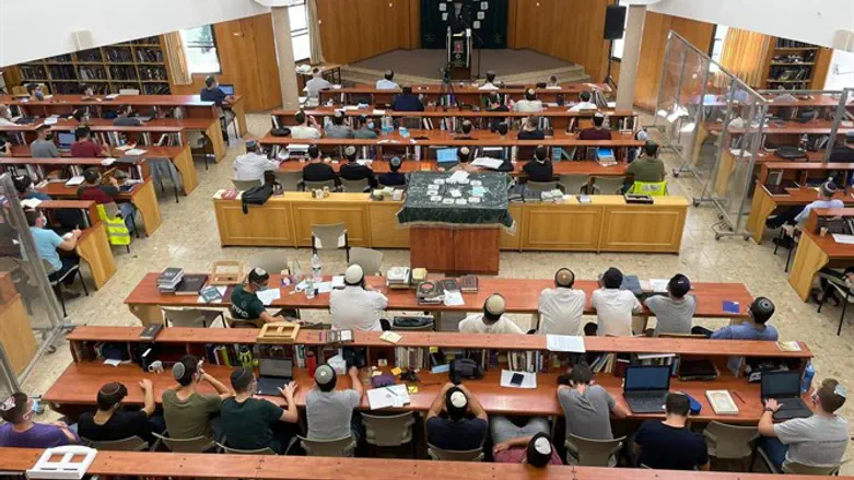 הרב לאו באחד השיעורים