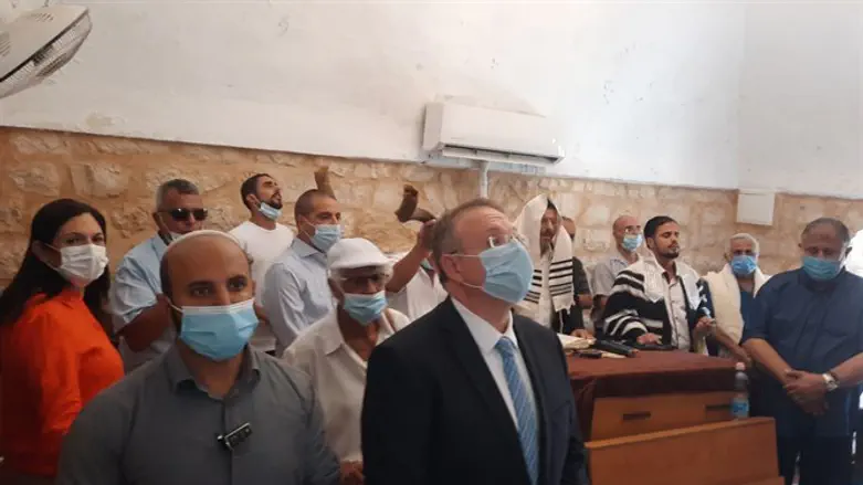 תשעה עשורים אחרי שננטש: שוב שופרות בבית הכנסת העתיק בכפר התימנים