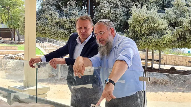 שלמה נאמן והשר יואל רזבוזוב