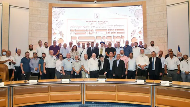 ליאון עם נציגי הקהילות הירושלמיות והרבנים