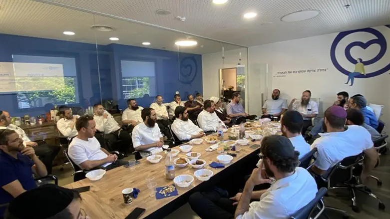 פגישה שבועית במשרדי החברה בהרצליה