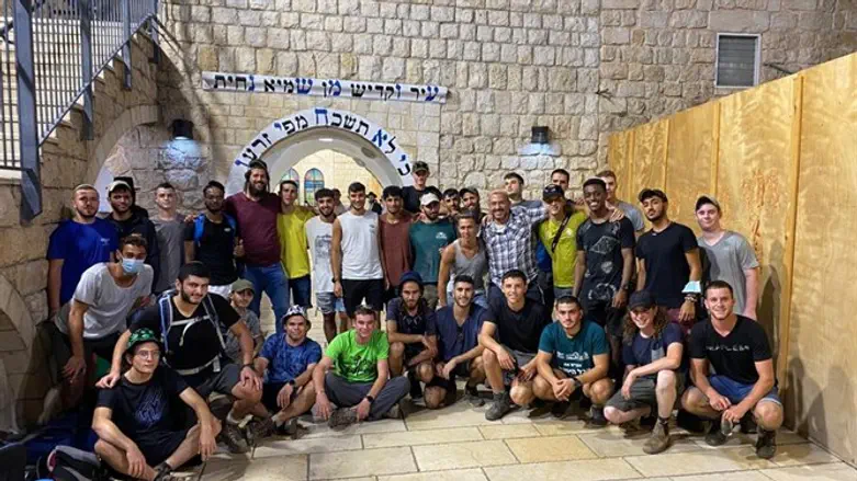 מכינת איתן מישור אדומים בתפילה בקבר רשב"י במירון