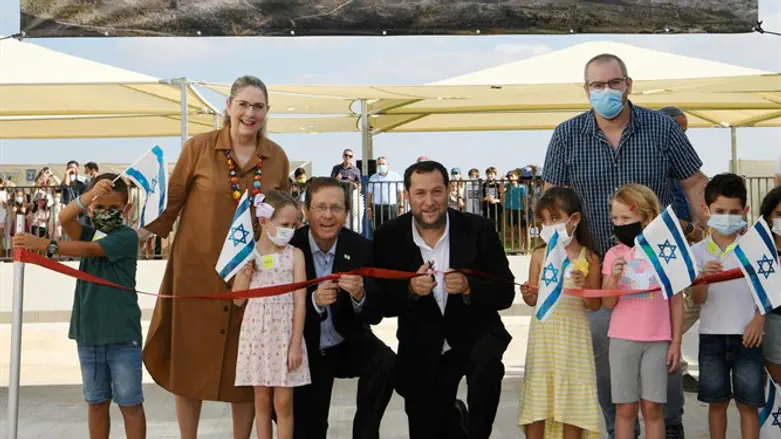 הנשיא הרצוג ורעייתו לצד יוסי דגן ביישוב סלעית