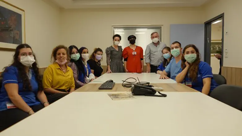 עידית סילמן וירון לוץ עם בנות השירות