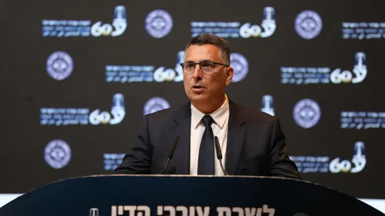 השר גדעון סער