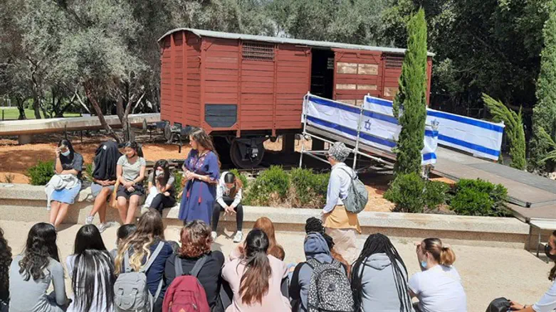 תופרים חליפה חינוכית לכל בית ספר