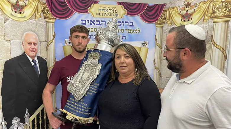 דבורה גונן עם ספר התורה