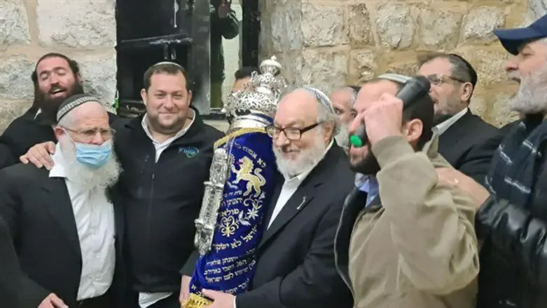 פולארד מכניס ספר תורה לקבר יוסף