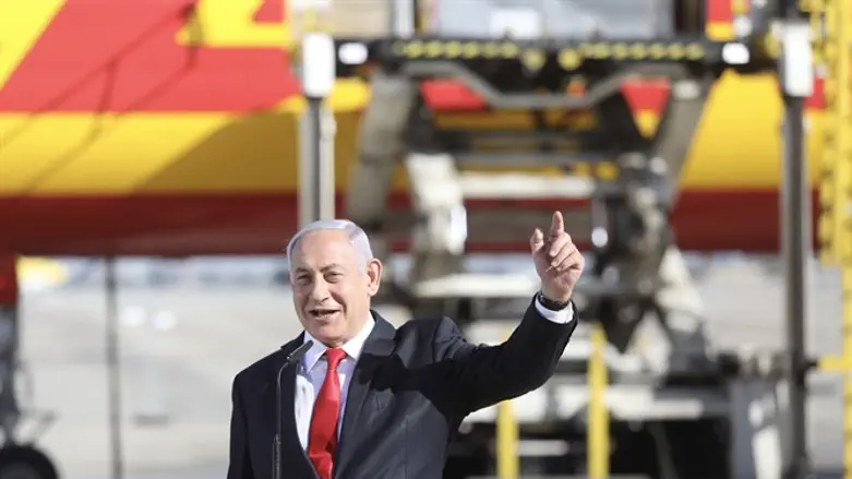 נתניהו עם משלוח החיסונים בנתב"ג