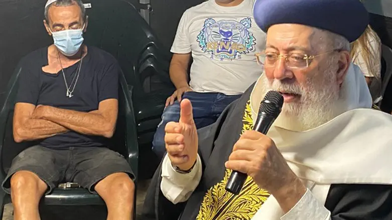 הרב עמאר מנחם את משפחת שמואלי