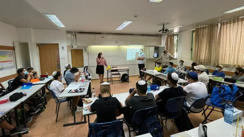חגית משה ויובל פרג'ון באחת הכיתות