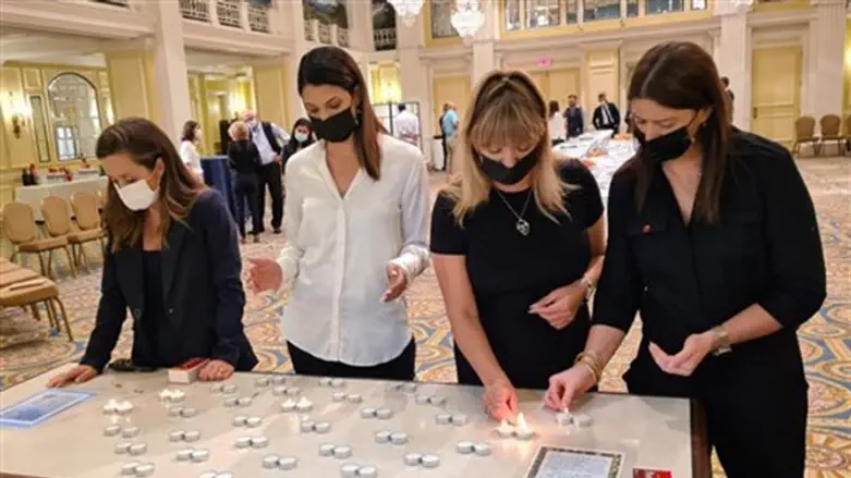 העיתונאיות מדליקות נרות שבת